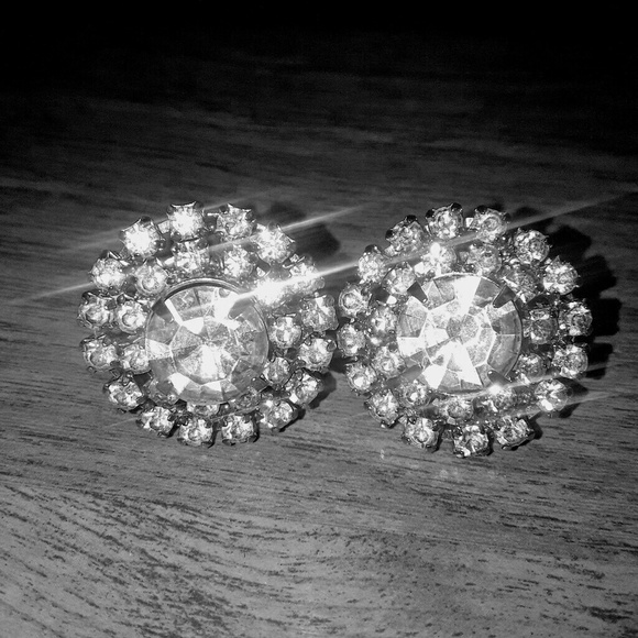 Unsigned Vintage Rhinestone screw back earrings - Picture 2 of 8